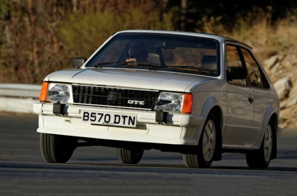 Astra GTE от 1983 година отбеляза първото нахлуване на марката в сравнително новия сегмент на хотхечовете, който беше доминиран от VW Golf GTI дотогава. 
Базиран на Kadett (в Англия - Astra) с предно предаване от 1980, моделът имаше 1,8-литров четирицилиндров двигател с инжекцион и 115 к.с. Съчетан с петстепенна скоростна кутия, той може да постигне 8,6-секунди от 0 до 100 при максимална скорост от 185 км в час.
Другите разлики със стандартния Kadett: по-нисък пътен просвет, по-широки гуми и калници, преден и заден спойлер за подобряване на аеродинамиката. 